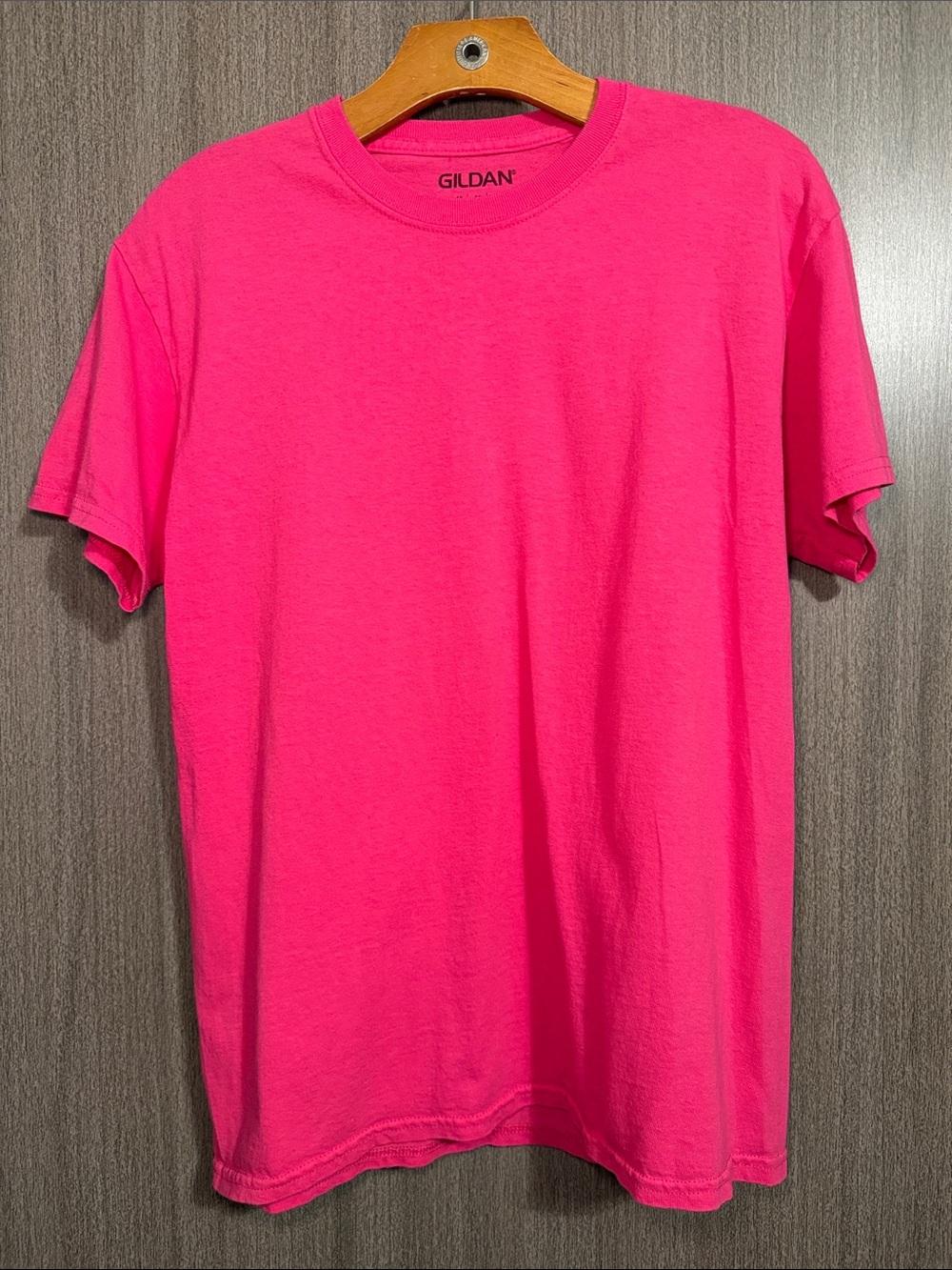 Gildan Adult Medium Bright Pink Blank Crewneck Tshirt Size Medium NWOT